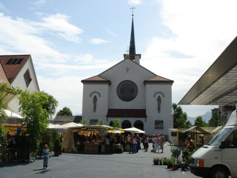 Datei:Kirchplatz 2006.jpg