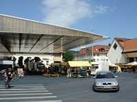 Lustenauer Markt unter dem Vordach vom Kirchpark